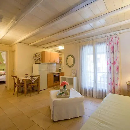 Apartment Traditional Arsanas *